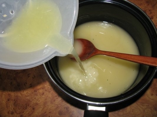 Vitel cu sos de usturoi si lamaie