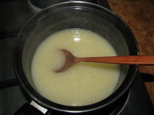 Vitel cu sos de usturoi si lamaie