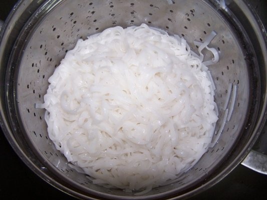 Paste din orez cu sos de legume. Pentru vegetarieni si nu numai !