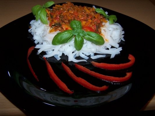 Paste din orez cu sos de legume. Pentru vegetarieni si nu numai !