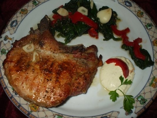 Cotlet la gratar cu unt si garnitura de spanac