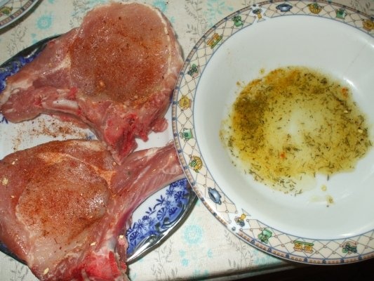 Cotlet la gratar cu unt si garnitura de spanac