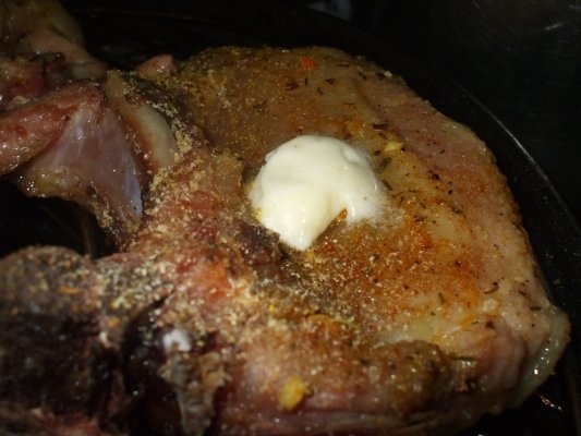 Cotlet la gratar cu unt si garnitura de spanac