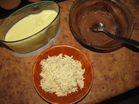 Inghetata de ciocolata cu lapte si fulgi de ciocolata alba