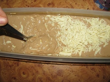 Inghetata de ciocolata cu lapte si fulgi de ciocolata alba