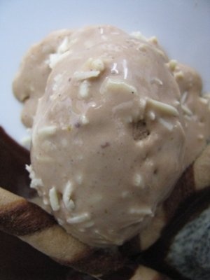 Inghetata de ciocolata cu lapte si fulgi de ciocolata alba