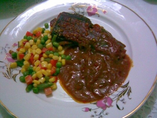 Peste la cuptor cu sos si garnitura de legume