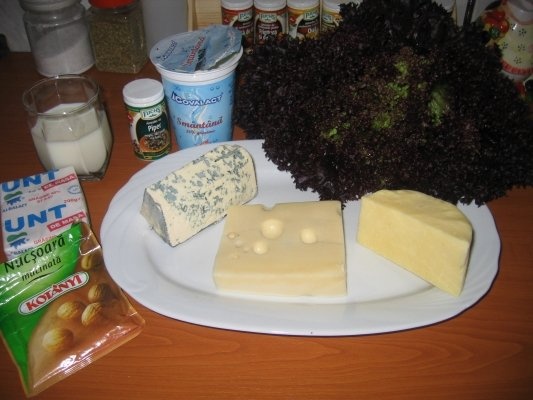 Paste cu branzaturi si salata creata rosie