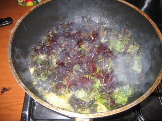 Paste cu branzaturi si salata creata rosie