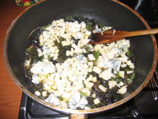 Paste cu branzaturi si salata creata rosie