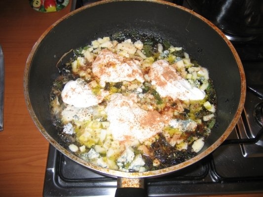 Paste cu branzaturi si salata creata rosie