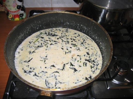 Paste cu branzaturi si salata creata rosie