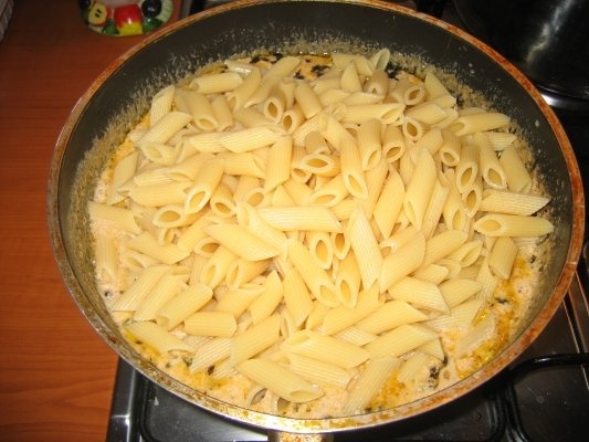 Paste cu branzaturi si salata creata rosie