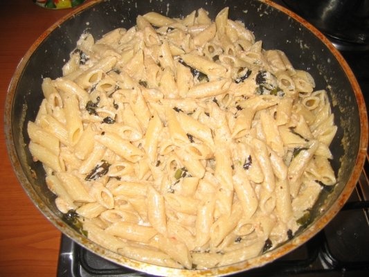 Paste cu branzaturi si salata creata rosie