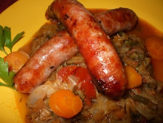 Varza dulce cu carnati proaspeti