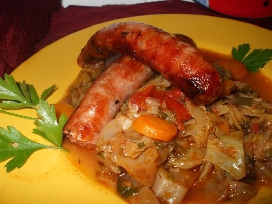 Varza dulce cu carnati proaspeti