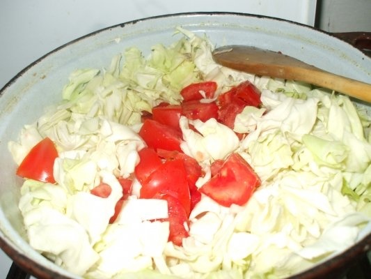 Varza dulce cu carnati afumati