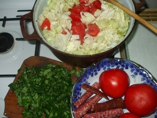 Varza dulce cu carnati afumati