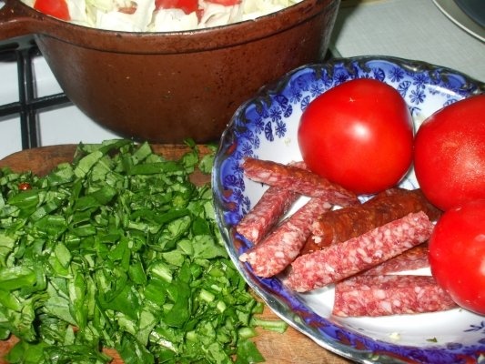 Varza dulce cu carnati afumati