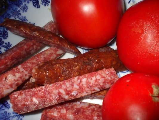 Varza dulce cu carnati afumati