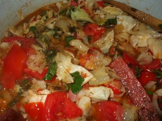 Varza dulce cu carnati afumati