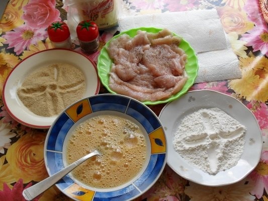 SNITELE DIN PIEPT DE PUI IN PESMET