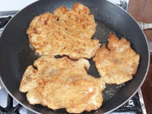 SNITELE DIN PIEPT DE PUI IN PESMET