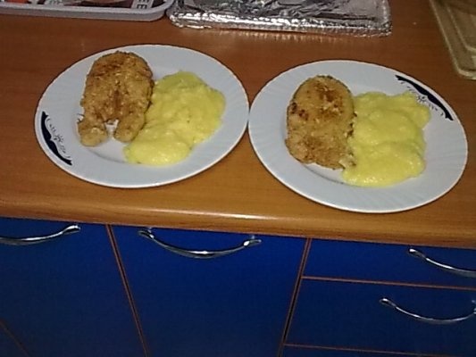 Crap de Dunare,pane cu mamaliguta si mujdei.