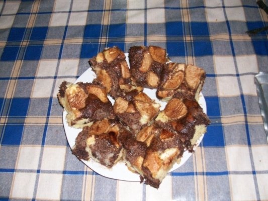 Prajitura cu mere si sirop de ciocolata