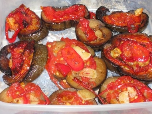 Vinete cu sunca, cartofi si sos picant
