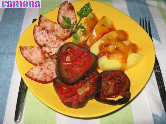 Vinete cu sunca, cartofi si sos picant