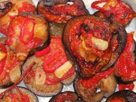 Vinete cu sunca, cartofi si sos picant