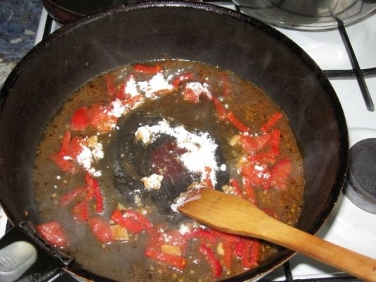 Vinete cu sunca, cartofi si sos picant