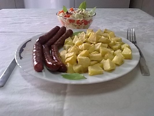 Cartofi prajiti cu carnaciori de Plescoi