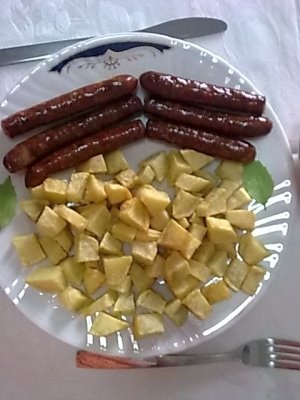 Cartofi prajiti cu carnaciori de Plescoi