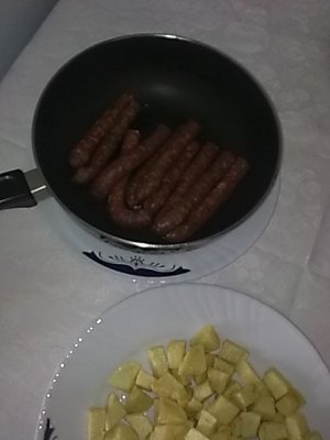 Cartofi prajiti cu carnaciori de Plescoi