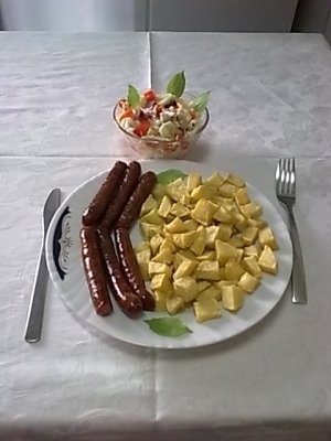 Cartofi prajiti cu carnaciori de Plescoi