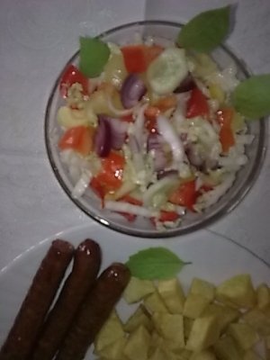 Cartofi prajiti cu carnaciori de Plescoi