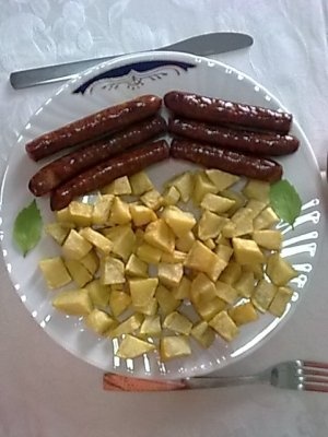 Cartofi prajiti cu carnaciori de Plescoi