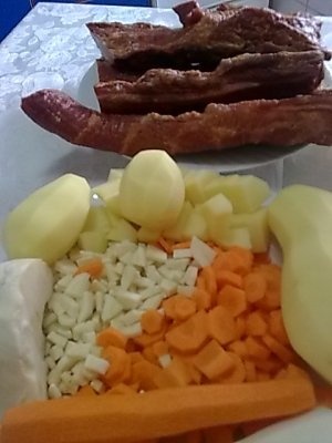 Bors de cartofi cu coasta de porc afumata