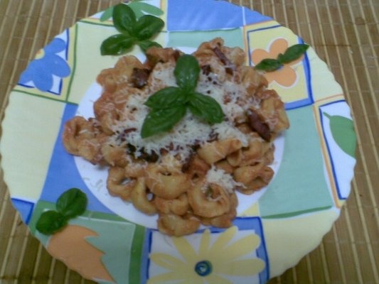 TORTELLINI CU CARNE SI SOS DE ROSII