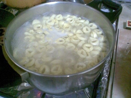 TORTELLINI CU CARNE SI SOS DE ROSII