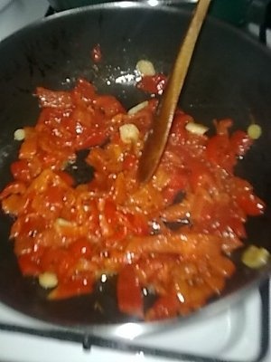 Ficatei de pui cu ardei copt prajit la tigaie