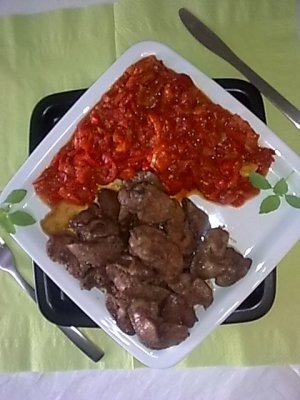 Ficatei de pui cu ardei copt prajit la tigaie