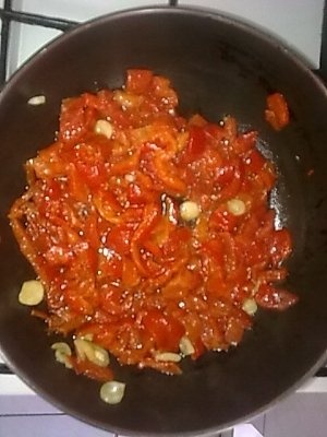 Ficatei de pui cu ardei copt prajit la tigaie