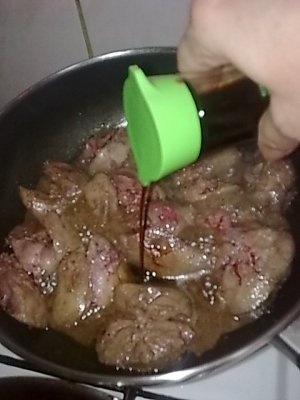 Ficatei de pui cu ardei copt prajit la tigaie