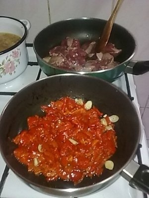 Ficatei de pui cu ardei copt prajit la tigaie