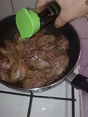 Ficatei de pui cu ardei copt prajit la tigaie