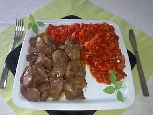 Ficatei de pui cu ardei copt prajit la tigaie