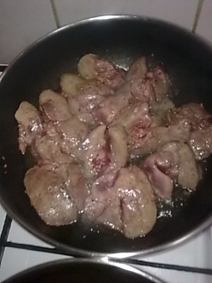 Ficatei de pui cu ardei copt prajit la tigaie